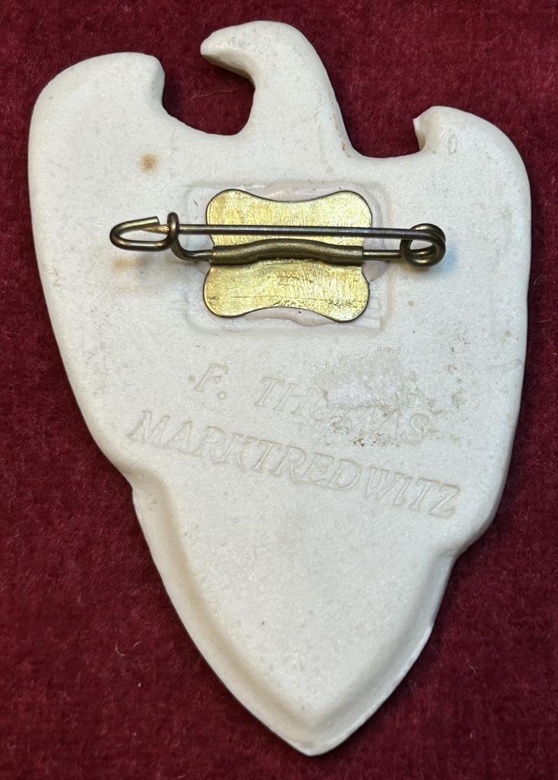 3rd Reich Die Bayerische-Ostmark Ruft 1937 Porzellan abzeichen — image 2