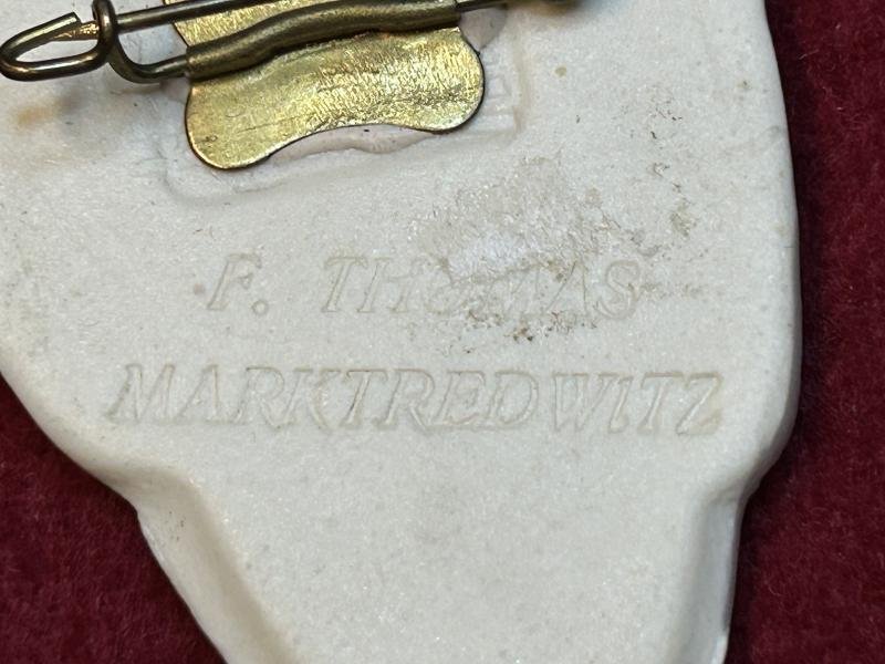 3rd Reich Die Bayerische-Ostmark Ruft 1937 Porzellan abzeichen — image 3