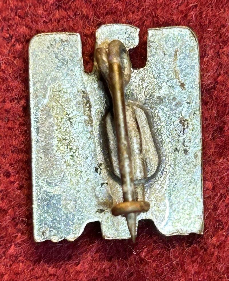 3rd Reich (DRK) Deutsches Rotes Kreuz Zivilabzeichen (15mm) — image 2