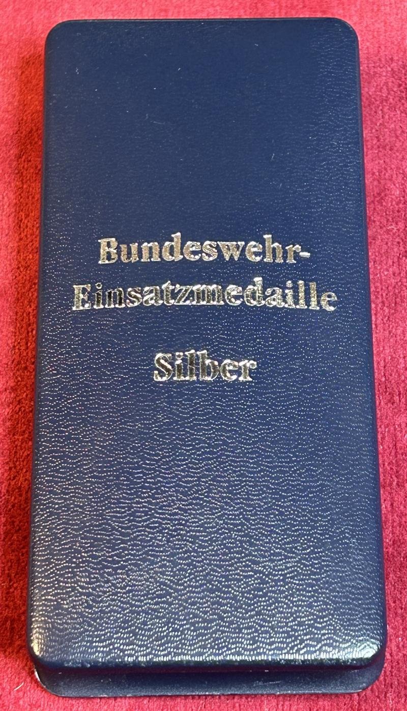 BRD Silbern Einsatzmedaille der Bundeswehr KFOR mit Bandschnalle im Etui — image 2