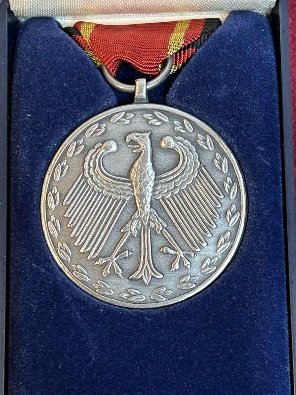 BRD Silbern Einsatzmedaille der Bundeswehr KFOR mit Bandschnalle im Etui — image 3