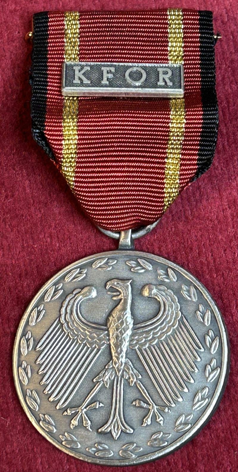 BRD Silbern Einsatzmedaille der Bundeswehr KFOR mit Bandschnalle im Etui — image 4