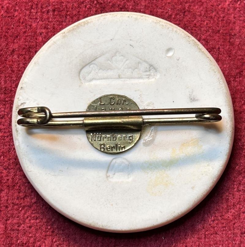 3rd Reich Haus der Deutschen Erziehung 1936 Porezellanabzeichen — image 2