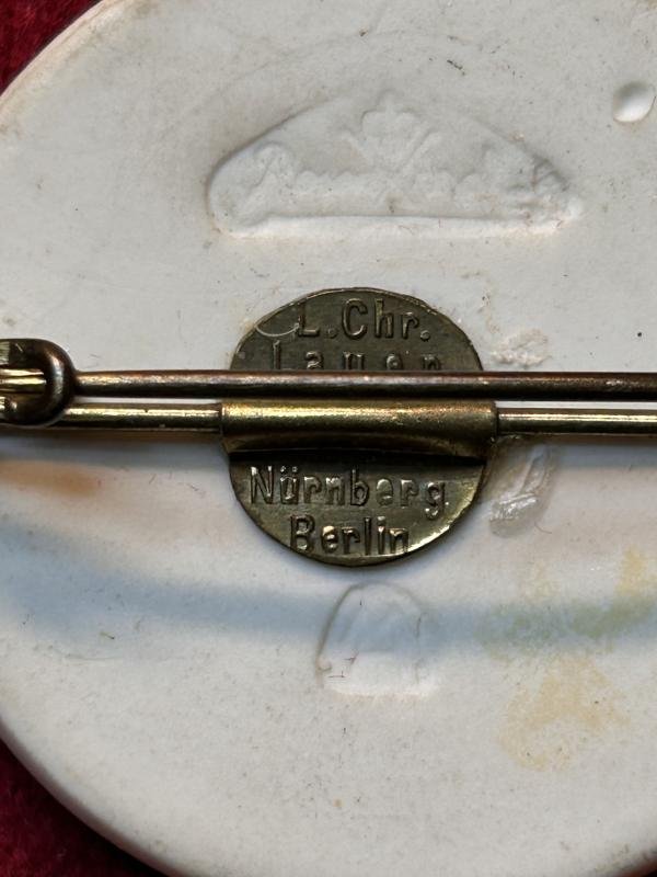 3rd Reich Haus der Deutschen Erziehung 1936 Porezellanabzeichen — image 3