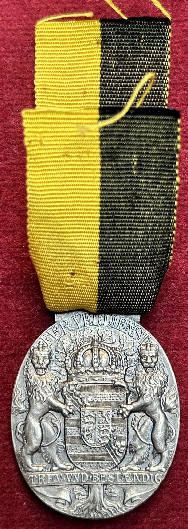 Kaiserreich Ovale silberne Herzog Carl Eduard Medaille mit Krone — image 2