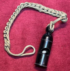 3rd Reich HJ Bakelit Trillerpfeife an Schnur