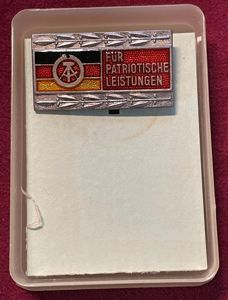 DDR Silbern Ehrennadel der Nationalen Front