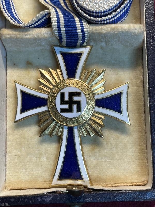 3rd Reich Mutterkreuz 1. Klasse mit Etui — image 4