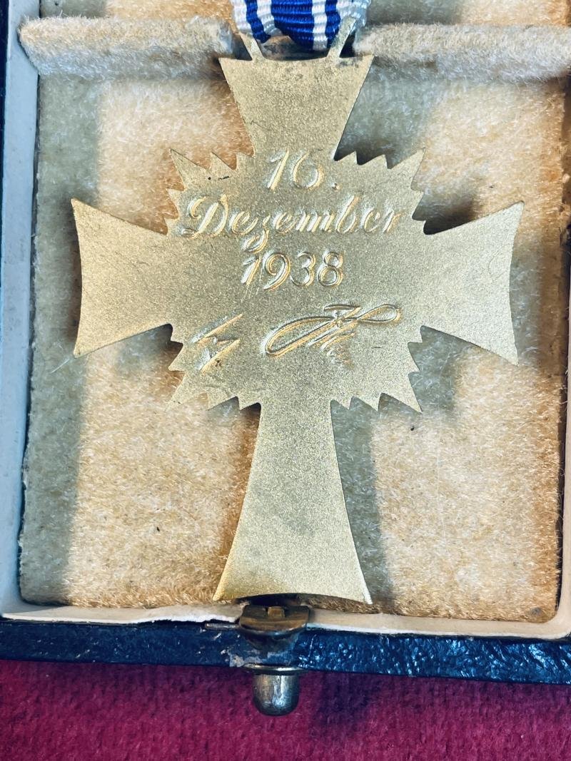 3rd Reich Mutterkreuz 1. Klasse mit Etui — image 4
