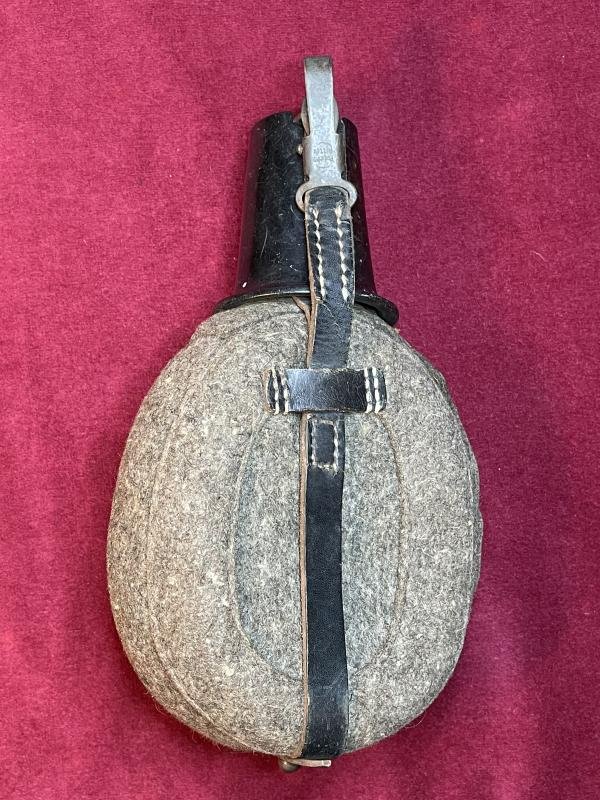 3rd Reich feldflasche M31 mit Bakelit Becher — image 2