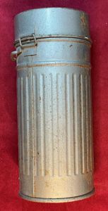 DDR - NVA Gasmask container Medi