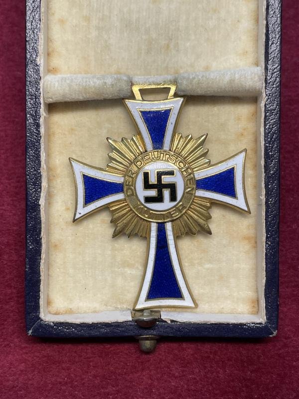 3rd Reich Mutterkreuz 1st class in gold — image 2