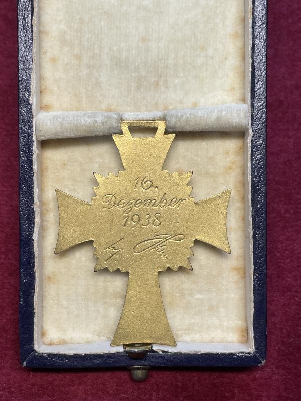 3rd Reich Mutterkreuz 1st class in gold — image 3