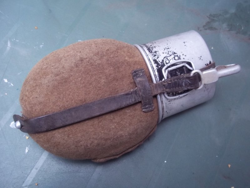 Duitse veldfles, compleet met drinkbeker 1939 zeer mooie staat leer nog in goede conditie. — image 2