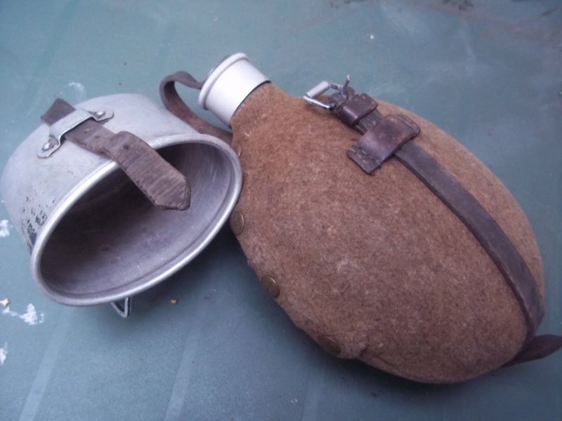 Duitse veldfles, compleet met drinkbeker 1939 zeer mooie staat leer nog in goede conditie. — image 3