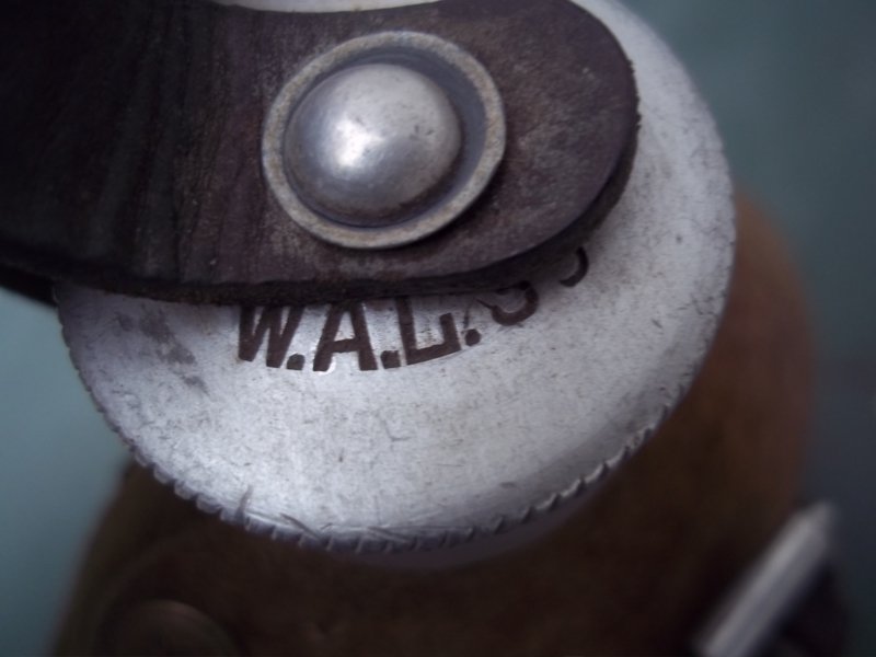 Duitse veldfles, compleet met drinkbeker 1939 zeer mooie staat leer nog in goede conditie. — image 5