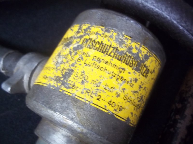 fire extinguisher from the german civil defense. Brandblusser met slang en opschrift, gemerkt Reichs Luftschutz. 1940. — image 2