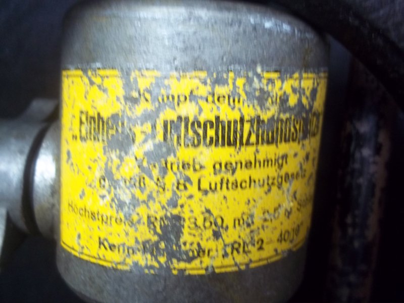 fire extinguisher from the german civil defense. Brandblusser met slang en opschrift, gemerkt Reichs Luftschutz. 1940. — image 3