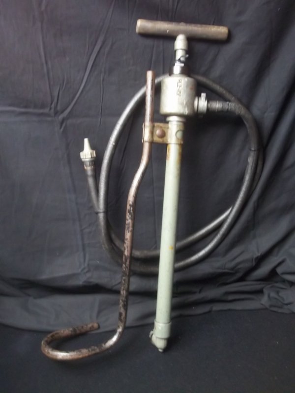 fire extinguisher from the german civil defense. Brandblusser met slang en opschrift, gemerkt Reichs Luftschutz. 1940. — image 4