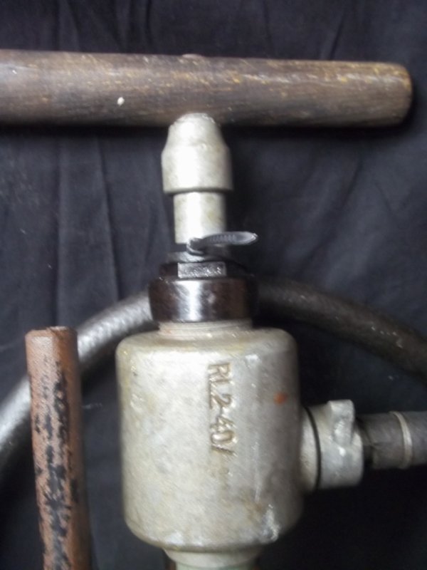 fire extinguisher from the german civil defense. Brandblusser met slang en opschrift, gemerkt Reichs Luftschutz. 1940. — image 6