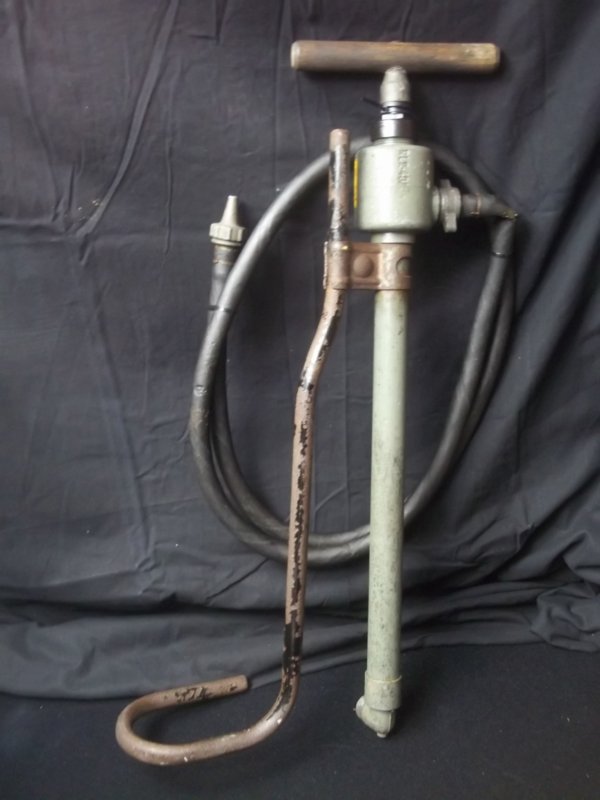 fire extinguisher from the german civil defense. Brandblusser met slang en opschrift, gemerkt Reichs Luftschutz. 1940. — image 8