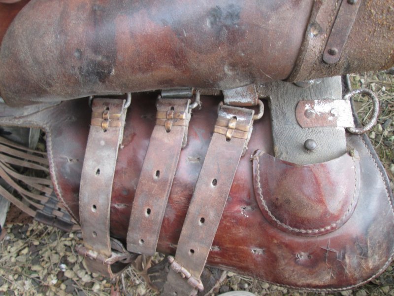 Duits paardenzadel, compleet met singel, stijgbeugel en alle stelriemen, mooi gemarkeerd maat 2 zadel - 1942- met Waffenambt stempel zeer goede complete staat Armee sattel M-25. zo compleet zelden gezien TOP-stuk. — image 10