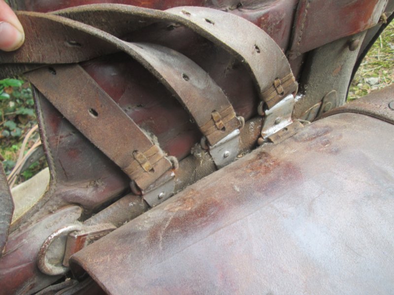 Duits paardenzadel, compleet met singel, stijgbeugel en alle stelriemen, mooi gemarkeerd maat 2 zadel - 1942- met Waffenambt stempel zeer goede complete staat Armee sattel M-25. zo compleet zelden gezien TOP-stuk. — image 11