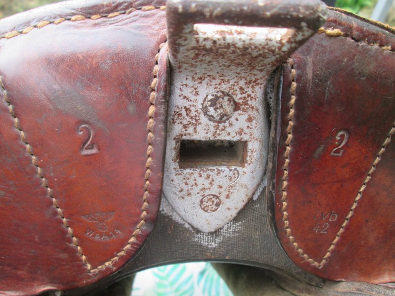 Duits paardenzadel, compleet met singel, stijgbeugel en alle stelriemen, mooi gemarkeerd maat 2 zadel - 1942- met Waffenambt stempel zeer goede complete staat Armee sattel M-25. zo compleet zelden gezien TOP-stuk. — image 12