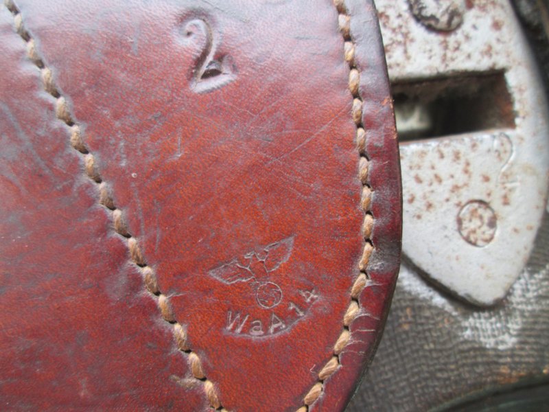 Duits paardenzadel, compleet met singel, stijgbeugel en alle stelriemen, mooi gemarkeerd maat 2 zadel - 1942- met Waffenambt stempel zeer goede complete staat Armee sattel M-25. zo compleet zelden gezien TOP-stuk. — image 13