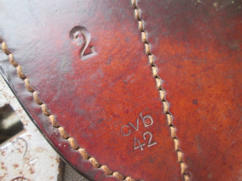 Duits paardenzadel, compleet met singel, stijgbeugel en alle stelriemen, mooi gemarkeerd maat 2 zadel - 1942- met Waffenambt stempel zeer goede complete staat Armee sattel M-25. zo compleet zelden gezien TOP-stuk. — image 14