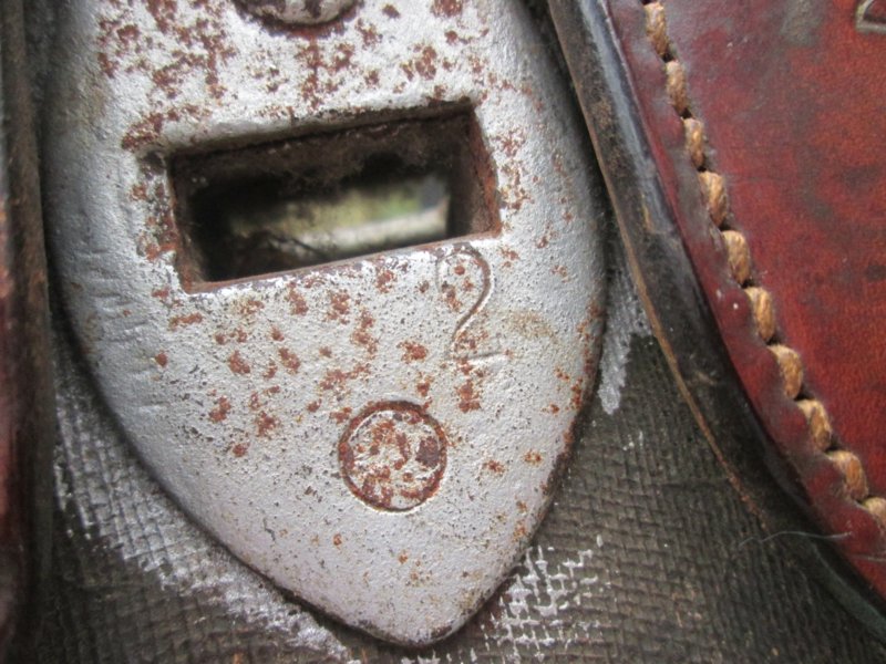 Duits paardenzadel, compleet met singel, stijgbeugel en alle stelriemen, mooi gemarkeerd maat 2 zadel - 1942- met Waffenambt stempel zeer goede complete staat Armee sattel M-25. zo compleet zelden gezien TOP-stuk. — image 15