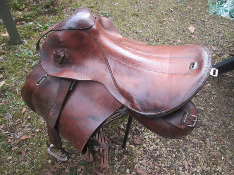 Duits paardenzadel, compleet met singel, stijgbeugel en alle stelriemen, mooi gemarkeerd maat 2 zadel - 1942- met Waffenambt stempel zeer goede complete staat Armee sattel M-25. zo compleet zelden gezien TOP-stuk. — image 2