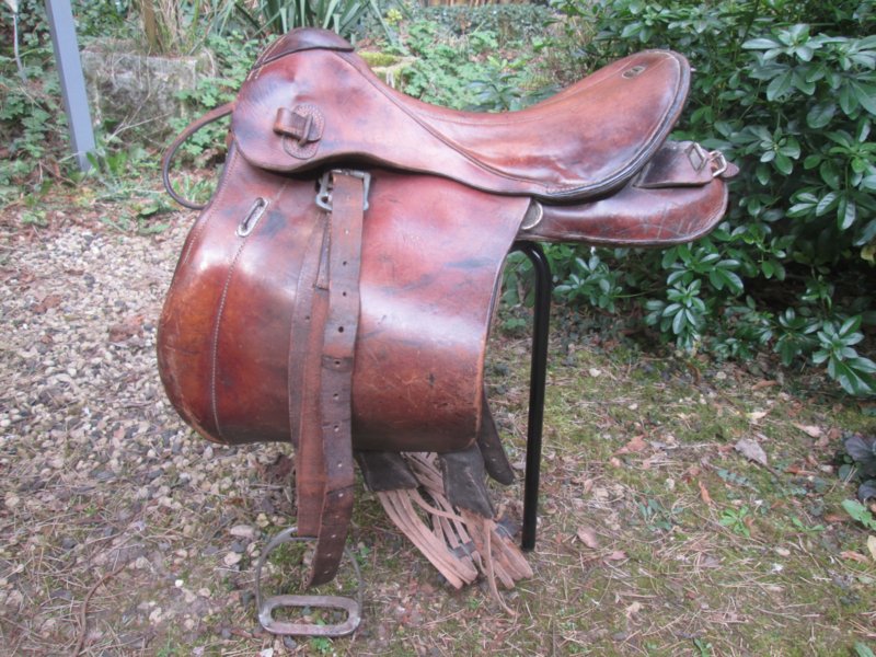 Duits paardenzadel, compleet met singel, stijgbeugel en alle stelriemen, mooi gemarkeerd maat 2 zadel - 1942- met Waffenambt stempel zeer goede complete staat Armee sattel M-25. zo compleet zelden gezien TOP-stuk. — image 3