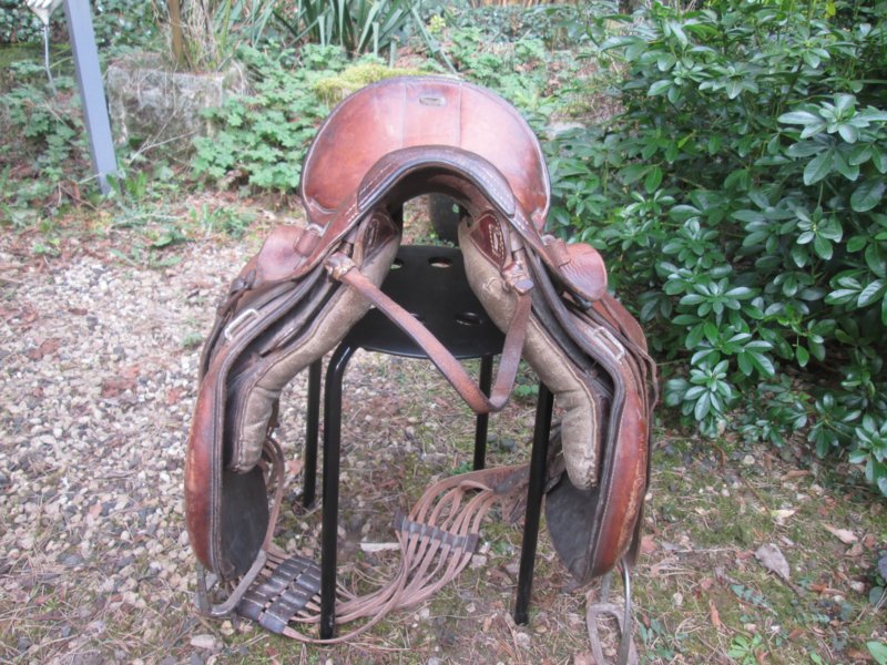 Duits paardenzadel, compleet met singel, stijgbeugel en alle stelriemen, mooi gemarkeerd maat 2 zadel - 1942- met Waffenambt stempel zeer goede complete staat Armee sattel M-25. zo compleet zelden gezien TOP-stuk. — image 4