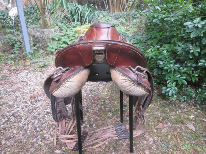 Duits paardenzadel, compleet met singel, stijgbeugel en alle stelriemen, mooi gemarkeerd maat 2 zadel - 1942- met Waffenambt stempel zeer goede complete staat Armee sattel M-25. zo compleet zelden gezien TOP-stuk. — image 5