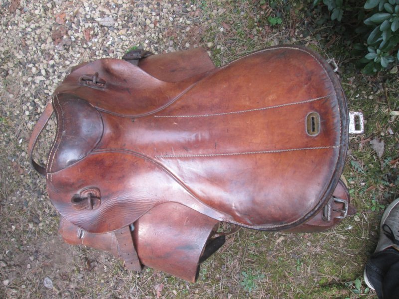 Duits paardenzadel, compleet met singel, stijgbeugel en alle stelriemen, mooi gemarkeerd maat 2 zadel - 1942- met Waffenambt stempel zeer goede complete staat Armee sattel M-25. zo compleet zelden gezien TOP-stuk. — image 6