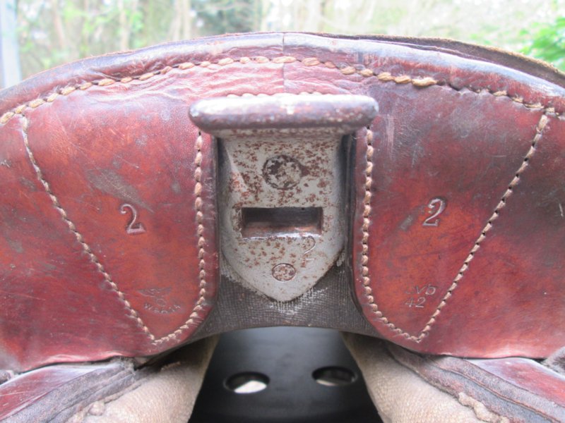 Duits paardenzadel, compleet met singel, stijgbeugel en alle stelriemen, mooi gemarkeerd maat 2 zadel - 1942- met Waffenambt stempel zeer goede complete staat Armee sattel M-25. zo compleet zelden gezien TOP-stuk. — image 7