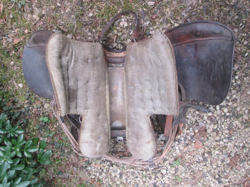 Duits paardenzadel, compleet met singel, stijgbeugel en alle stelriemen, mooi gemarkeerd maat 2 zadel - 1942- met Waffenambt stempel zeer goede complete staat Armee sattel M-25. zo compleet zelden gezien TOP-stuk. — image 8