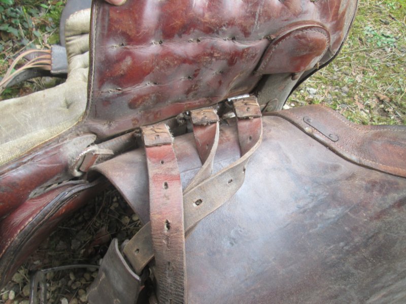 Duits paardenzadel, compleet met singel, stijgbeugel en alle stelriemen, mooi gemarkeerd maat 2 zadel - 1942- met Waffenambt stempel zeer goede complete staat Armee sattel M-25. zo compleet zelden gezien TOP-stuk. — image 9