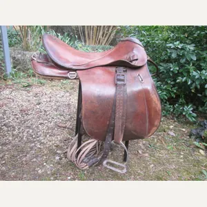 Duits paardenzadel, compleet met singel, stijgbeugel en alle stelriemen, mooi …