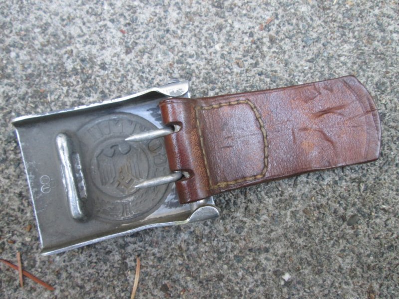 German lightweight Wehrmacht buckle, nicely marked. Duitse koppel gesp Wehrmacht aluminium met leertje markering F.L.L. Lüdenscheid. matching set. — image 2