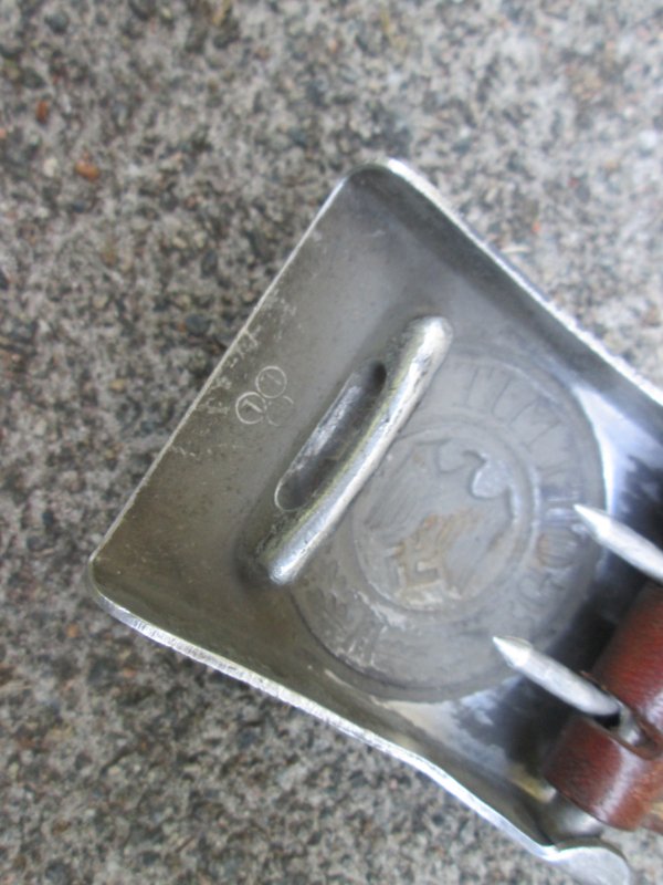 German lightweight Wehrmacht buckle, nicely marked. Duitse koppel gesp Wehrmacht aluminium met leertje markering F.L.L. Lüdenscheid. matching set. — image 3