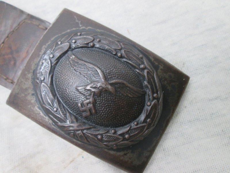 German metal buckle with tab of the air force, Luftwaffe. Duits koppelslot met leertje beide gemarkeerd ludenscheid 1940 mooi eerlijk Luftwaffe metalen koppelslot met nog verfresten. — image 2