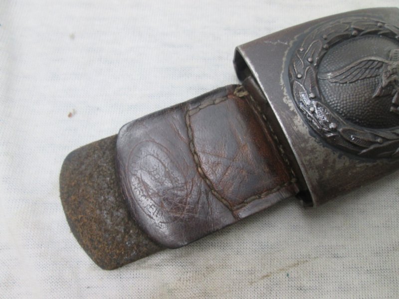 German metal buckle with tab of the air force, Luftwaffe. Duits koppelslot met leertje beide gemarkeerd ludenscheid 1940 mooi eerlijk Luftwaffe metalen koppelslot met nog verfresten. — image 3
