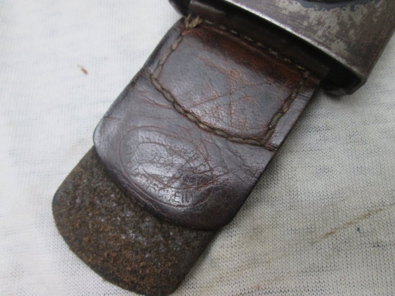 German metal buckle with tab of the air force, Luftwaffe. Duits koppelslot met leertje beide gemarkeerd ludenscheid 1940 mooi eerlijk Luftwaffe metalen koppelslot met nog verfresten. — image 4