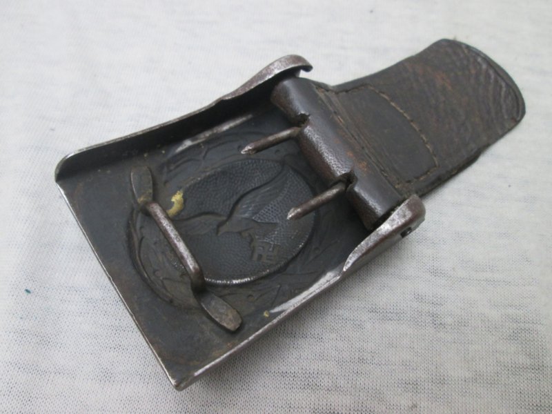 German metal buckle with tab of the air force, Luftwaffe. Duits koppelslot met leertje beide gemarkeerd ludenscheid 1940 mooi eerlijk Luftwaffe metalen koppelslot met nog verfresten. — image 5