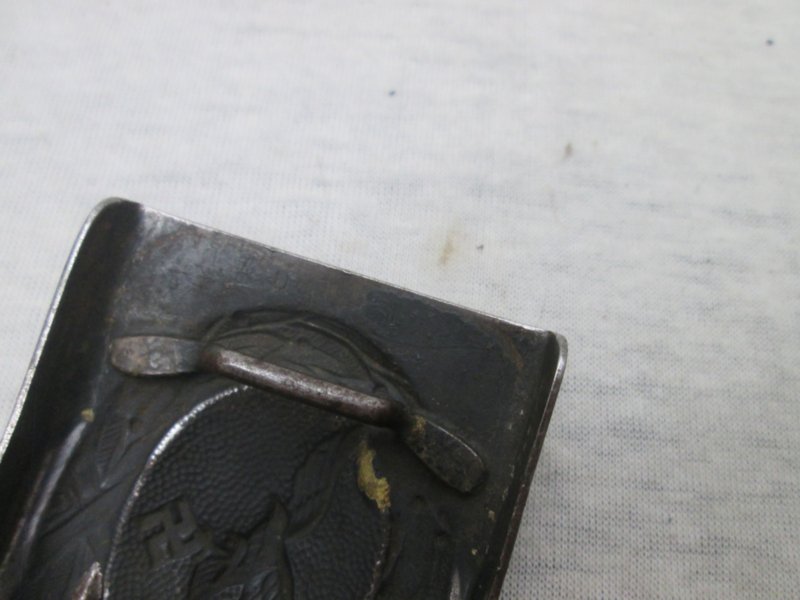 German metal buckle with tab of the air force, Luftwaffe. Duits koppelslot met leertje beide gemarkeerd ludenscheid 1940 mooi eerlijk Luftwaffe metalen koppelslot met nog verfresten. — image 6