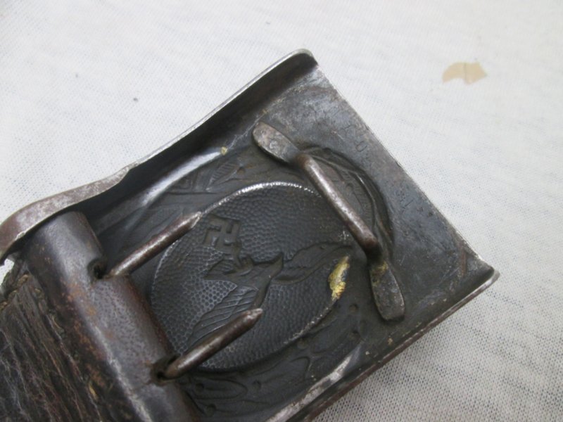 German metal buckle with tab of the air force, Luftwaffe. Duits koppelslot met leertje beide gemarkeerd ludenscheid 1940 mooi eerlijk Luftwaffe metalen koppelslot met nog verfresten. — image 7