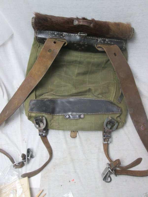 German backpack with fur, dated 1940 Berlin. Duitse bontrugzak, geheel compleet mooi gemarkeerd zeer nette staat. 1940- Berlijn. — image 2