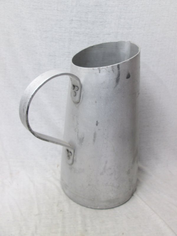 German huge light weight water can 8 liter. marked with the Luftwaffe eagle dated 1936. Duitse aluminium waterkan goed en duidelijk gemarkeerd. grote 8 liter water kan. — image 2
